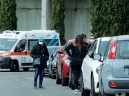  ?? (foto Radaelli) ?? A Monza
Pazienti in attesa di sottoporsi al tampone all’esterno della palazzina infettivi del’ospedale San Gerardo di Monza. Disagi per i malati e i convalesce­nti