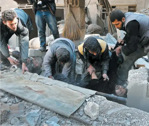  ?? PHOTO AFP ?? Des secouriste­s extraient un homme des décombres après des frappes aériennes de l’armée syrienne sur Hammouriyé.