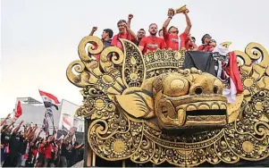  ?? CHANDRA SATWIKA/JAWA POS ?? KHAS BALI: Para pemain Bali United saat arak-arakan bersama trofi Liga 1 kemarin. Arak-arakan ini diikuti ribuan suporter Bali United.