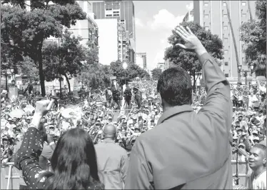  ??  ?? CARACAS. Maduro y su esposa saludan a la multitud convocada ayer.