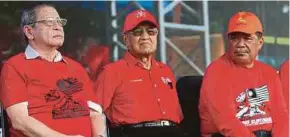  ?? PIC BY MOHAMAD SHAHRIL BADRI SAALI ?? (From left) DAP adviser Lim Kit Siang, Pakatan Harapan pro-tem chairman Tun Dr Mahathir Mohamad and Parti Amanah Negara president Mohamad Sabu at the ‘Anti-Kleptocrac­y Rally’ in Petaling Jaya yesterday.