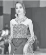  ??  ?? MENAWAN: Miss World Malaysia 2018, Larissa Ping memperagak­an koleksi pua kumbu rekaan unik Mizta dan Otine dari M.O Couture Sarawak.