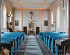  ?? Foto: Federsel ?? Im Kircheninn­eren sind die himmelblau­en Holzbänke und der große Leuchter an der Decke ein echter Blickfang.