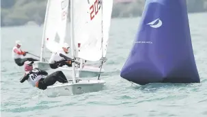  ?? — Gambar Bernama ?? GIGIH: Pelayar negara, Nur Shazrin Mohamad Latif (depan) ketika beraksi dalam kategori Laser Radial Wanita di Perairan Kuah Kompleks Sukan Perahu Layar Kebangsaan, semalam.