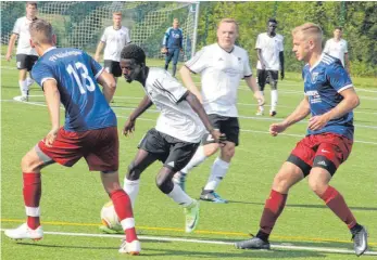  ?? FOTO: KLAUS BERGHOFF ?? Die Möhringer hatten mit den starken Stürmern der SG Kirchen-Hausen ihre Mühe. Hier versucht Flavio Hainke (links) den agilen Sheriff Jallow zu stoppen.