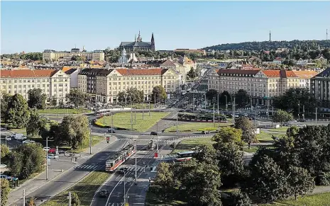  ?? Foto: Michal Sváček, MAFRA ?? Budoucí místo pro lidi Do konce roku chce hlavní město vyhlásit architekto­nickou soutěž na nové uspořádání Vítězného náměstí. Cílem je udělat na rušném místě prostor, kde by mohli lidé posedět. V budoucnu se také počítá se zastavením prázdných míst.