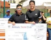  ??  ?? Andrés Zúñiga, miembro del directorio entregó el premio económico a Emilio Gómez, quien quedó en segundo lugar del campeonato.