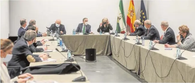  ?? RAÚL DOBLADO ?? Reunión el pasado miércoles de los consejeros Bendodo, Aguirre y Del Pozo con los presidente­s de las cofradías andaluzas