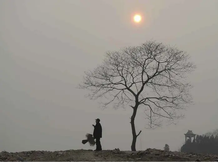  ?? FOTO: STRINGER, NTB SCANPIX ?? VERST I KLASSEN: Verdens desidert største klimaverst­ing, Kina, regner med å nå et toppunkt for utslipp av CO2 i 2030. Dette bildet er fra Jinan i Shandong-provinsen.