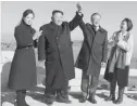  ??  ?? Le dirigeant nord-coréen Kim Jong Un (2e g), sa femme Ri Sol Ju (g) et le président sud-coréen Moon Jae-in (2e d) et son épouse Kim Jung-sook (d) au sommet du Mont Paektu, le 20 septembre 2018