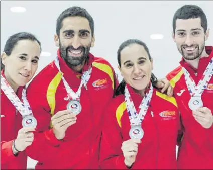  ?? FOTO: RFEDH ?? Leire Otaegi, Mikel Unanue, Oihane Otaegi y Sergio Vez conquistar­on en su día la plata en el Mundial de curling por equipos mixtos