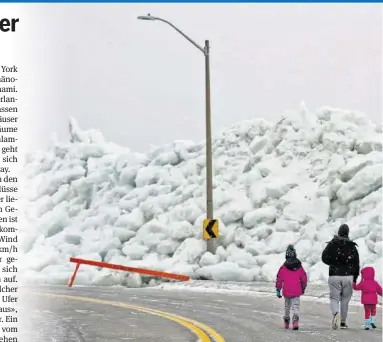  ??  ?? Eine Walze aus Eis rollt über das Ufer des Eriesees im Norden der USA. Mit sich reisst sie Bäume, Strommaste­n und Strassenla­ternen.