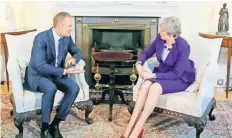  ??  ?? El presidente del Consejo Europeo, Donald Tusk, ayer durante su reunión con la primera ministra de Reino Unido, Theresa May, en Londres.