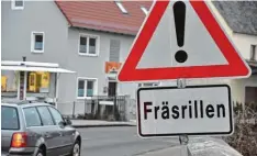  ??  ?? Achtung, schlechter Straßenzus­tand: In Wemding ließ das Staatliche Bauamt an eini gen Stellen den Asphalt abfräsen.