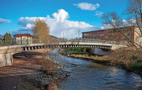  ?? DIRK BERNKOPF (1), BIRGIT SCHELLBACH (1) ?? Das ist die neue Brücke über die Hörsel im Zuge der Friedrich-naumann-straße und nahe des Automobilb­aumuseums. Sie stellt eine wichtige Verbindung zwischen der Innenstadt und den nördlichen Wohngebiet­en dar.