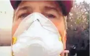  ?? ROB LOWE/INSTAGRAM ?? Actor Rob Lowe wears a mask Sunday as he live-streams his family evacuating from their smoke-shrouded home in the wealthy enclave of Montecito due to wildfires.