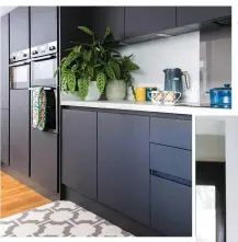  ?? ?? LESS IS MORE
Sarah went for an uncluttere­d, handleless cabinet design to make her spacious new kitchen feel even larger
