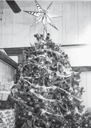  ?? ANNEKE VAN BOMMEL ?? A festive Christmas tree decorates the Petite Pet Hospital, which is participat­ing in this year’s upcoming Christmas in Petite.