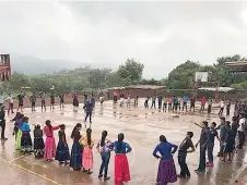  ??  ?? Alumnos de la telesecund­aria Juan Escutia se quedan entre semana en el albergue para no caminar hasta cinco horas desde su comunidad al plantel; estudian entre 100 y 120 alumnos de primaria hasta secundaria, en donde les dan español, inglés y wixárika.