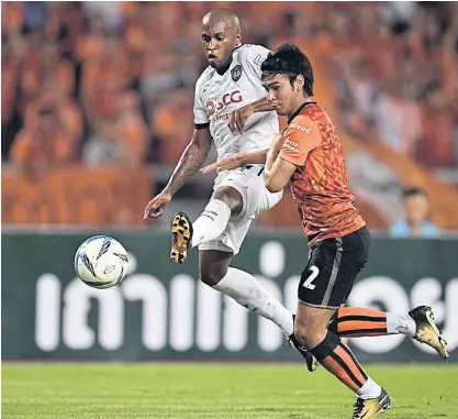  ??  ?? Muang Thong striker Heberty Fernandes, left, vies with Chiang Rai’s Arthit Daosawang in the FA Cup semi-finals.