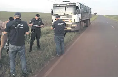  ?? ?? Agentes policiales escuchan las declaracio­nes de los repartidor­es asaltados ayer por maleantes en Alto Paraná.