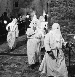  ??  ?? Alcuni momenti delle procession­i del venerdì santo negli anni precedenti tra Pennabilli e Montefiora Conca tra incappucci­ati, fiaccole e deposizion­i della Croce