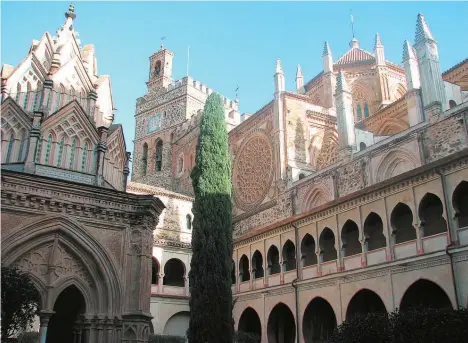  ?? Photos / AP ?? The cloister, the shrine and part of the main church in the monastery of Guadalupe in Spain’s Extramadur­a region.