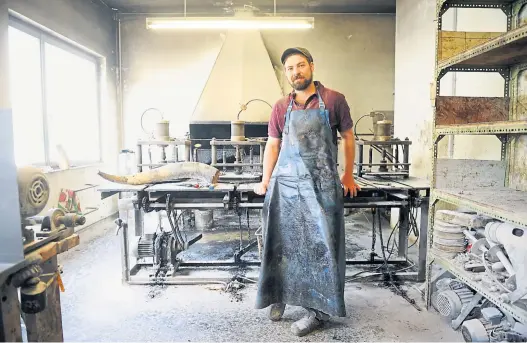  ?? Clemens Fabry ?? Thomas Petz vor der Maschine seiner Großeltern. Sie haben sie selbst entworfen, um das Horn im Haus plätten zu können.