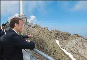  ??  ?? Le président, ici au pic du Midi, a vanté les « premiers de cordée ».