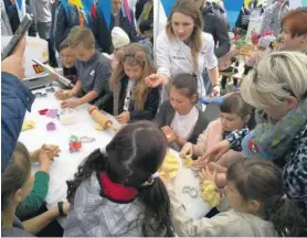  ??  ?? Sąsiedzka majówka na Podolszyca­ch