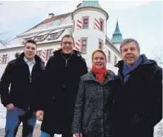  ?? FOTO: GEMEINDE AMTZELL ?? Amtzells Bürgermeis­ter Clemens Moll (Zweiter von links) mit den neuen Pächtern (von links) Maximilian Haller, Andrea Haller und Max Haller.