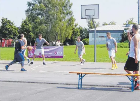  ?? FOTO: JAHU ?? Heiße Duelle gab es unter dem Freiluftko­rb in Ehingen.