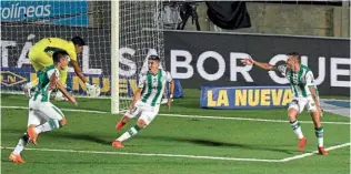  ??  ?? Last minute… Banfield celebrate their late equaliser