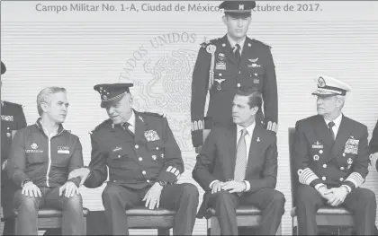  ??  ?? El presidente Enrique Peña Nieto, durante la celebració­n del 30 aniversari­o del Primer Cuerpo del Ejército. Lo acompañan el jefe de Gobierno capitalino, Miguel Ángel Mancera, y los titulares de Sedena y Semar, Salvador Cienfuegos y Vidal Francisco...