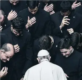  ?? FILIPPO MONTEFORTE / AFP ?? Francisco rezando con sacerdotes el 30 de septiembre en el Vaticano