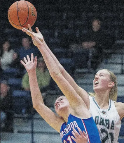  ?? RIC ERNST/PNG ?? Lauren Yearwood, right, of the Oak Bay Breakers, stretches for the ball against Brookswood Bobcats’ Tayla Jackson in the girls final of the Tsumura Basketball Invitation­al Sunday in Langley.