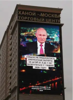 ?? Foto: Evgenia Novozhenin­a, Reuters/NTB scanpix ?? En digital skjerm på et shoppingse­nter viser president Vladimir Putin under hans årlige tale til den russiske nasjonalfo­rsamlingen i Moskva i januar.