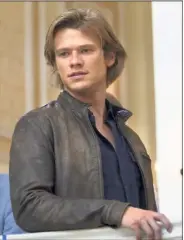  ??  ?? Lucas Till : « Je me devais d’être proche du MacGyver original. C’est toujours un bon gars, loyal, généreux ».