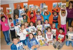  ?? Foto: Gemeinde Altenmünst­er ?? Die Bürgerstif­tung Altenmünst­er hat zum Beispiel schon neue Wissensbüc­her für die Schülerbüc­herei an der Grundschul­e gespendet.