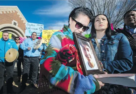  ?? LIAM RICHARDS/FILES ?? Colten Boushie’s mother Debbie Baptiste holds a photo of her son as cousin Jade Tootoosis comforts her outside North Battleford provincial court at Gerald Stanley’s preliminar­y on last April 6, 2017. Increased security at the courtroom was evident that...