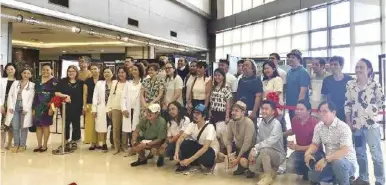  ?? ?? Group photo of the organizers and exhibiting artists of “Art Show Exhibit By All Cebuano Artists”, which was spearheade­d by the Hearts of Gold Foundation, Inc. and ran from February 8-20 at Chong Hua Hospital Mandaue