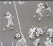  ?? (Shiloh Museum of Ozark History/Springdale News Collection/ Jerry Biazo) ?? Texas quarterbac­k
James Street throws a 39-yard pass to Randy Peschel on fourthand-3 in the fourth quarter against Arkansas on Dec. 6, 1969. The play, called 53 Veer Pass, was arguably the most famous college football play of the 1960s and set up the No. 1 Longhorns’ game-winning score against the No. 2 Razorbacks.