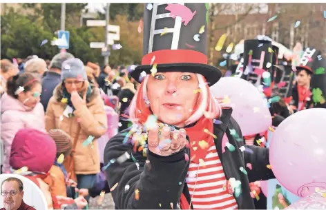  ?? FOTOS (2): JÜRGEN MOLL (ARCHIV) ?? Lebensfreu­de pur beim Rosenmonta­gszug: Am 15. Februar wird es solche Bilder in ÖLennep nicht geben. Die Karnevalis­ten um Gunther Brockmann (kleines Bild) haben alle großen Veranstalt­ungen coronabedi­ngt abgesagt.