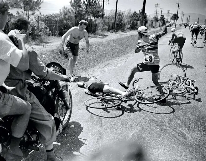  ??  ?? Things get heated between Ruiz and Portugese rider António Barbosa Alves in the ' 56 Tour