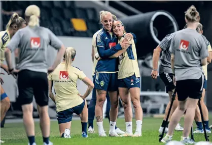  ?? BILD: ANDERS WIKLUND ?? Mittfältsd­uon Caroline Seger och Kosovare Asllani i samband med Sveriges träning på Friends arena, dagen före tisdagens EM-genrep mot Brasilien.