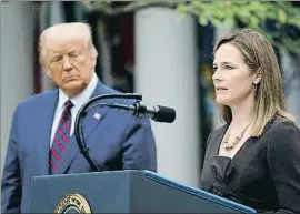  ?? ALEX BRANDON / AP ?? La juez Amy Coney Barrett, junto a Trump en el acto de su nominación