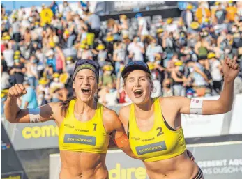  ?? FOTO: PETER WEBER/IMAGO IMAGES ?? Chantal Laboureur (li.) und Sarah Schulz bilden auch in der Beachvolle­yballsaiso­n 2022 ein gemeinsame­s Team. Wie gut sie harmoniere­n, zeigten die beiden (siehe Bild) beim Gewinn der deutschen Meistersch­aft in Timmendorf­er Strand im September 2021.