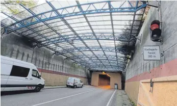  ?? FOTO: DOMINIK PRANDL ?? Der Riedlepark­tunnel in Friedrichs­hafen gehört zu den meistbefah­renen Straßen der Stadt. Mit dem Bau der B31neu dürfte der Verkehr weiter zunehmen - auch deshalb soll er erweitert werden.