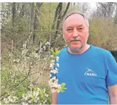  ??  ?? Sorgt sich um die Bienen: Hans-Joachim Schatz vom Nabu RheinBerg.