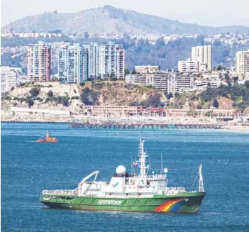  ??  ?? ► Rainbow Warrior, el barco de Greenpeace, en Valparaíso, en 2017.